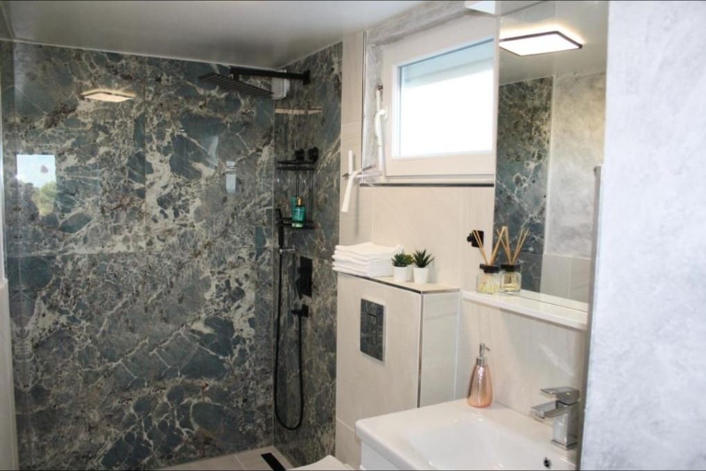 Bad mit Marmor-Regendusche