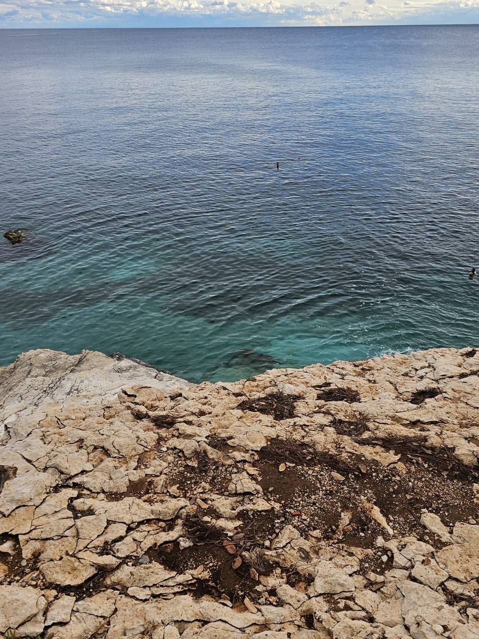 Turquoise water on the rocky coast near Pomer