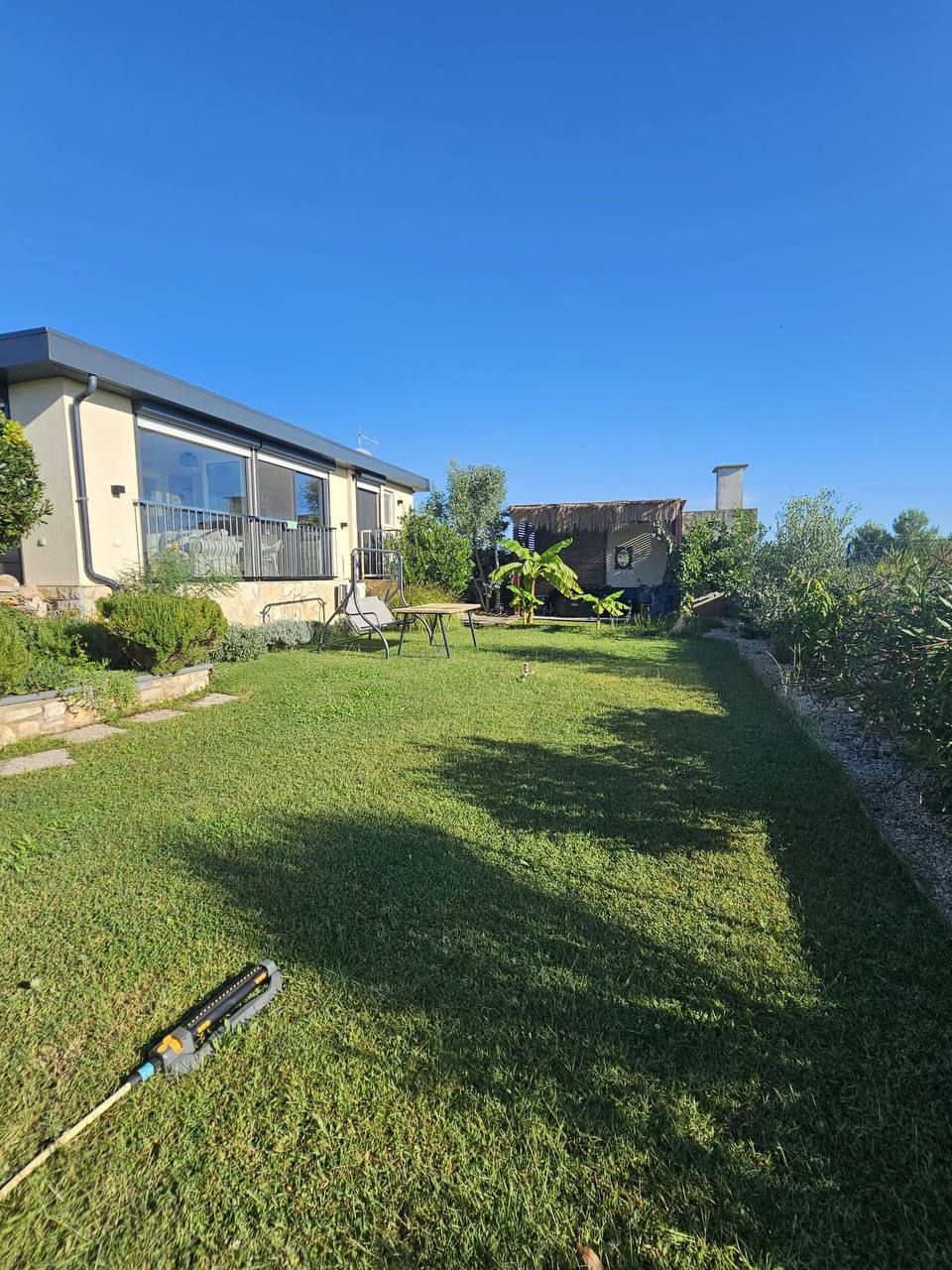 Well-kept lawn in the holiday home’s garden